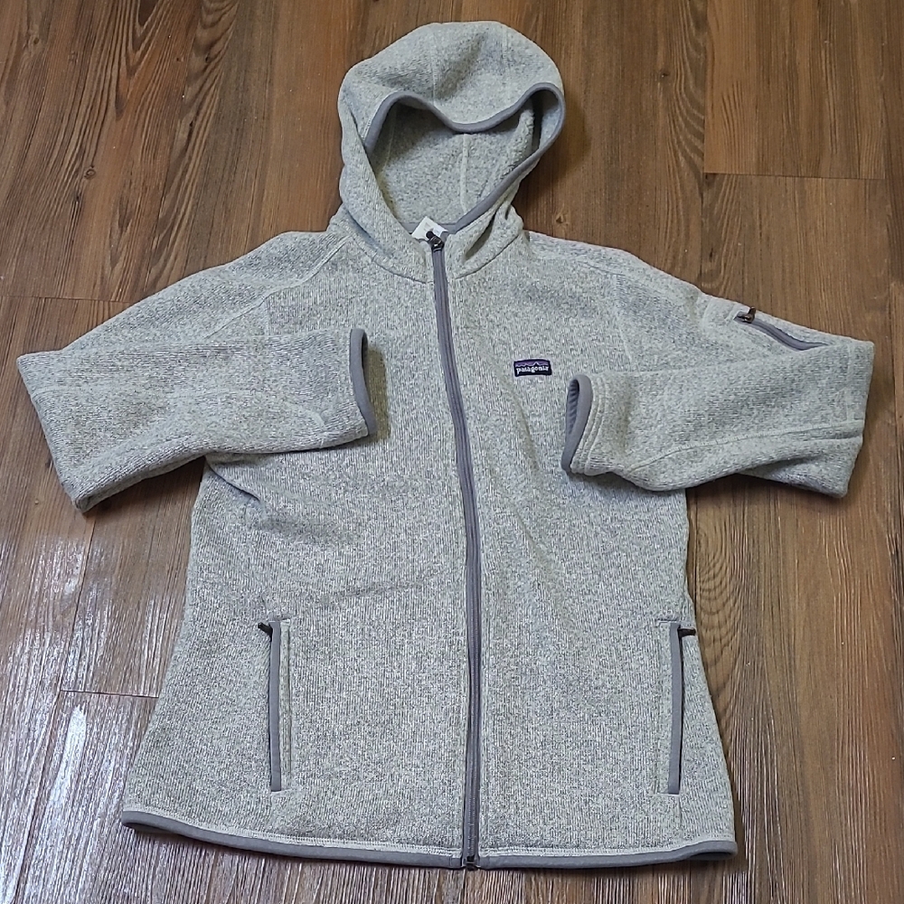 Patagonia Gray Hooded Jacket for women zise m used good condition.